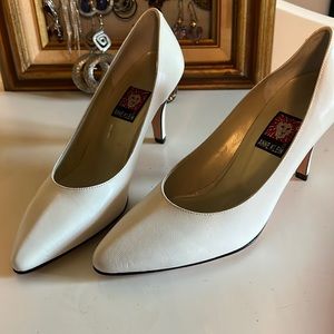 Anne Klein NWT size 4 heels